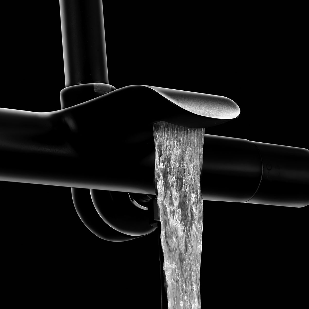 Душевая стойка Vincea Esse VSFS-1E1TMB настенная цвет черный