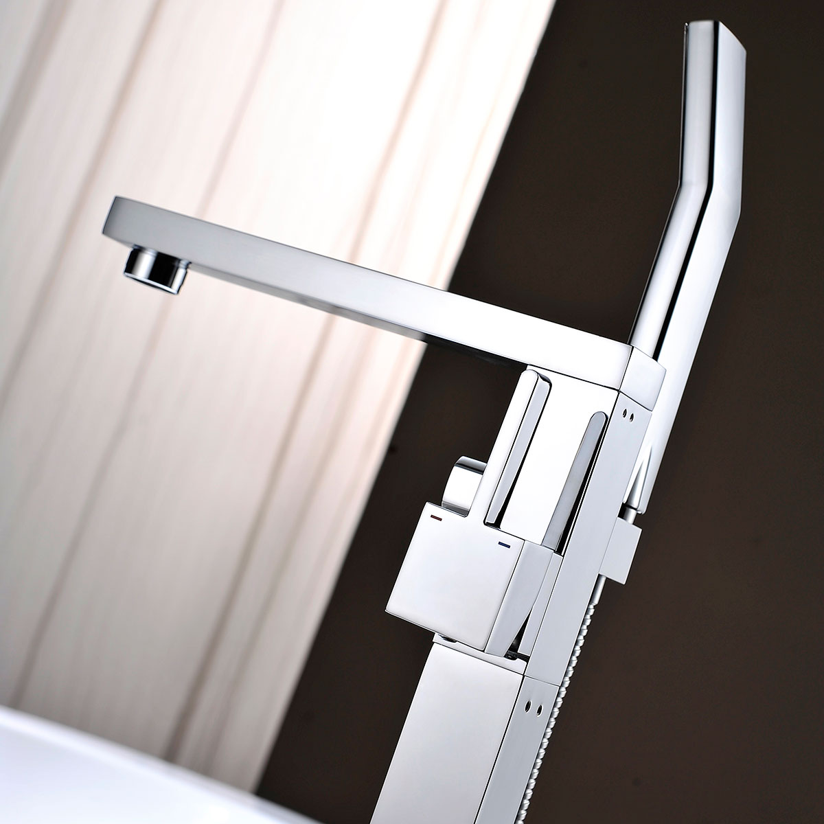 Смеситель Vincea VTF-101CH напольный хром