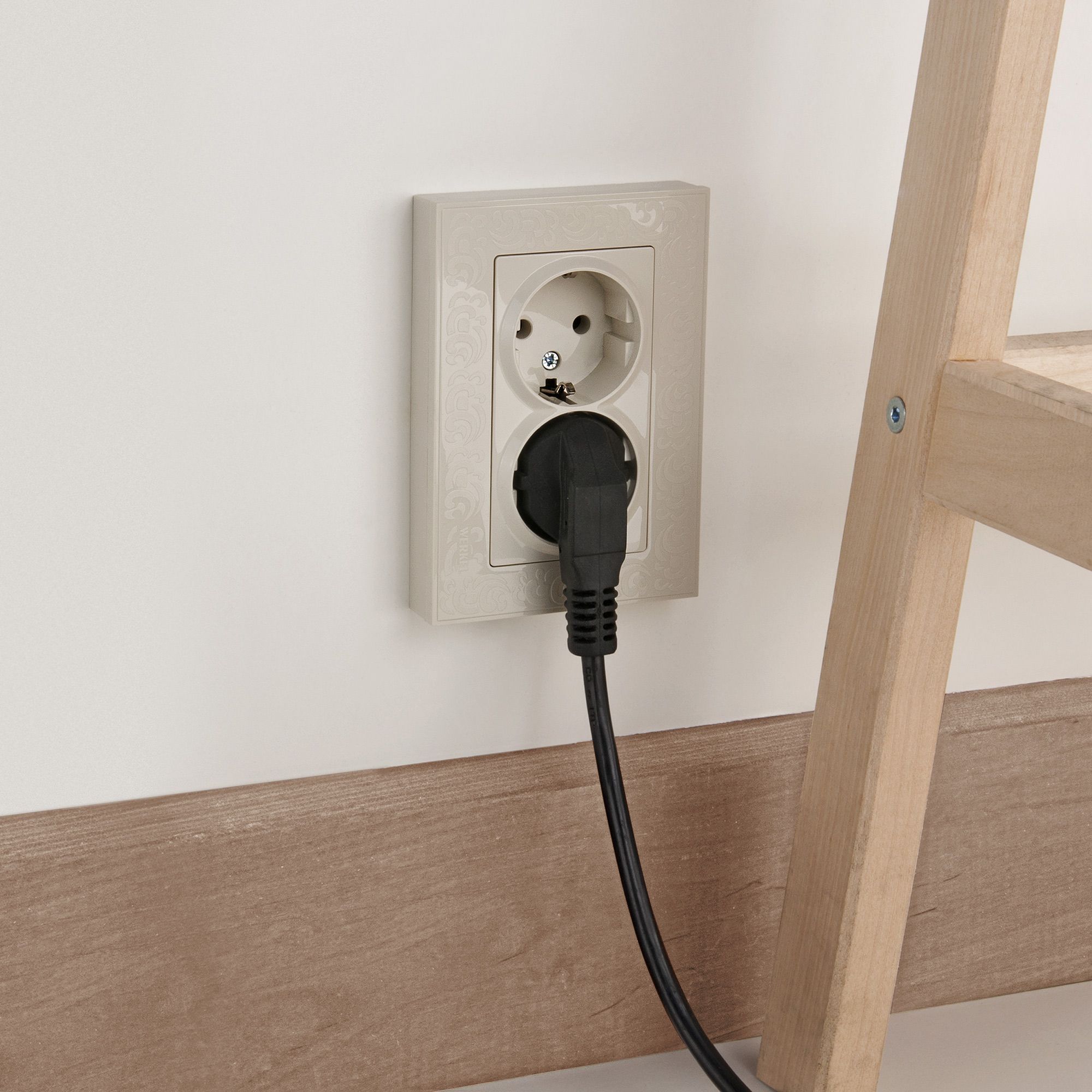 Розетка двойная с заземлением (слоновая кость) Werkel