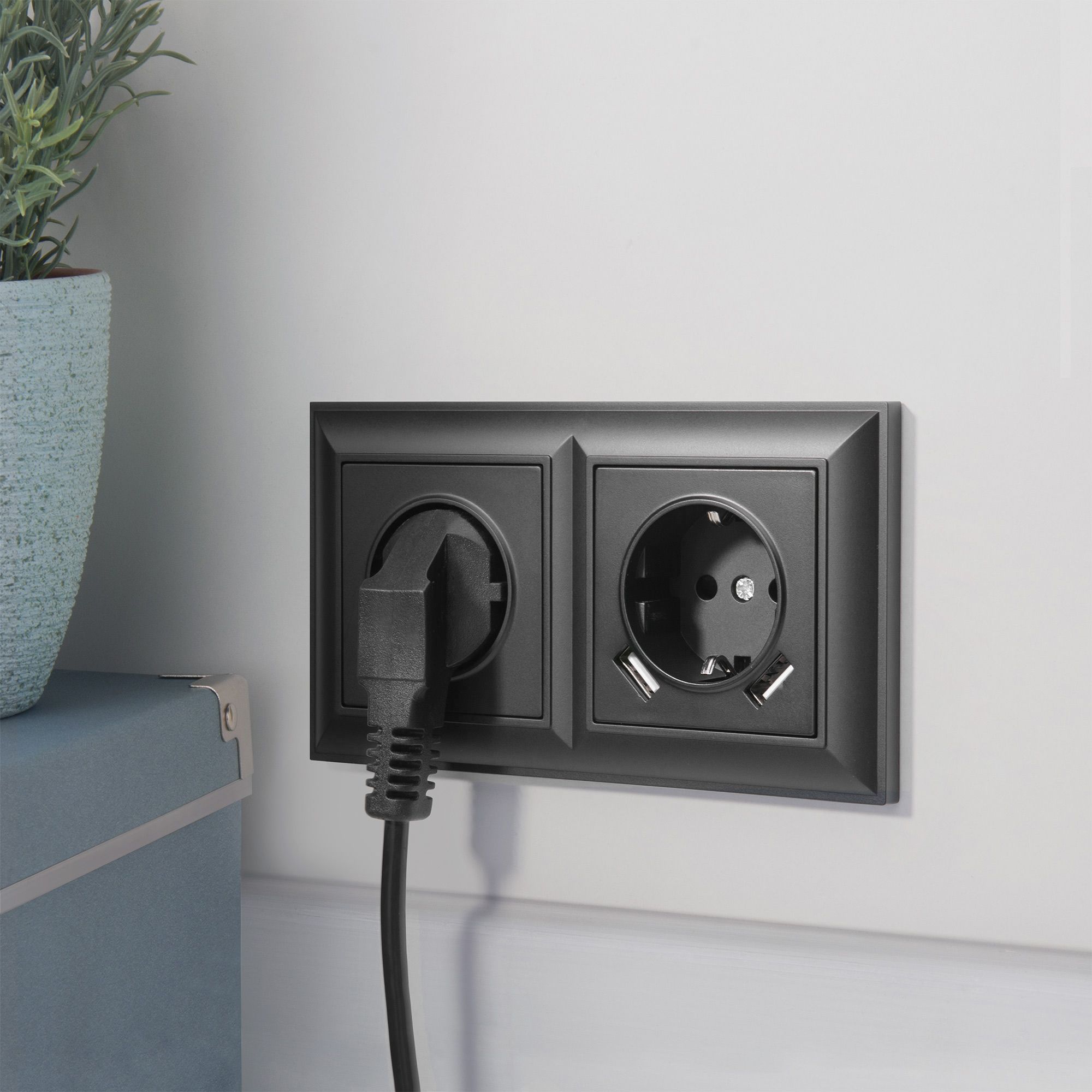 Розетка с заземлением, шторками и USBх2 (черный матовый) Werkel