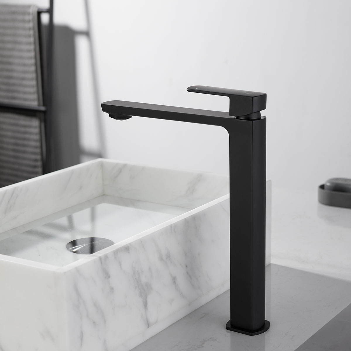 Смеситель Vincea Next VBF-1N2MB на столешницу черный