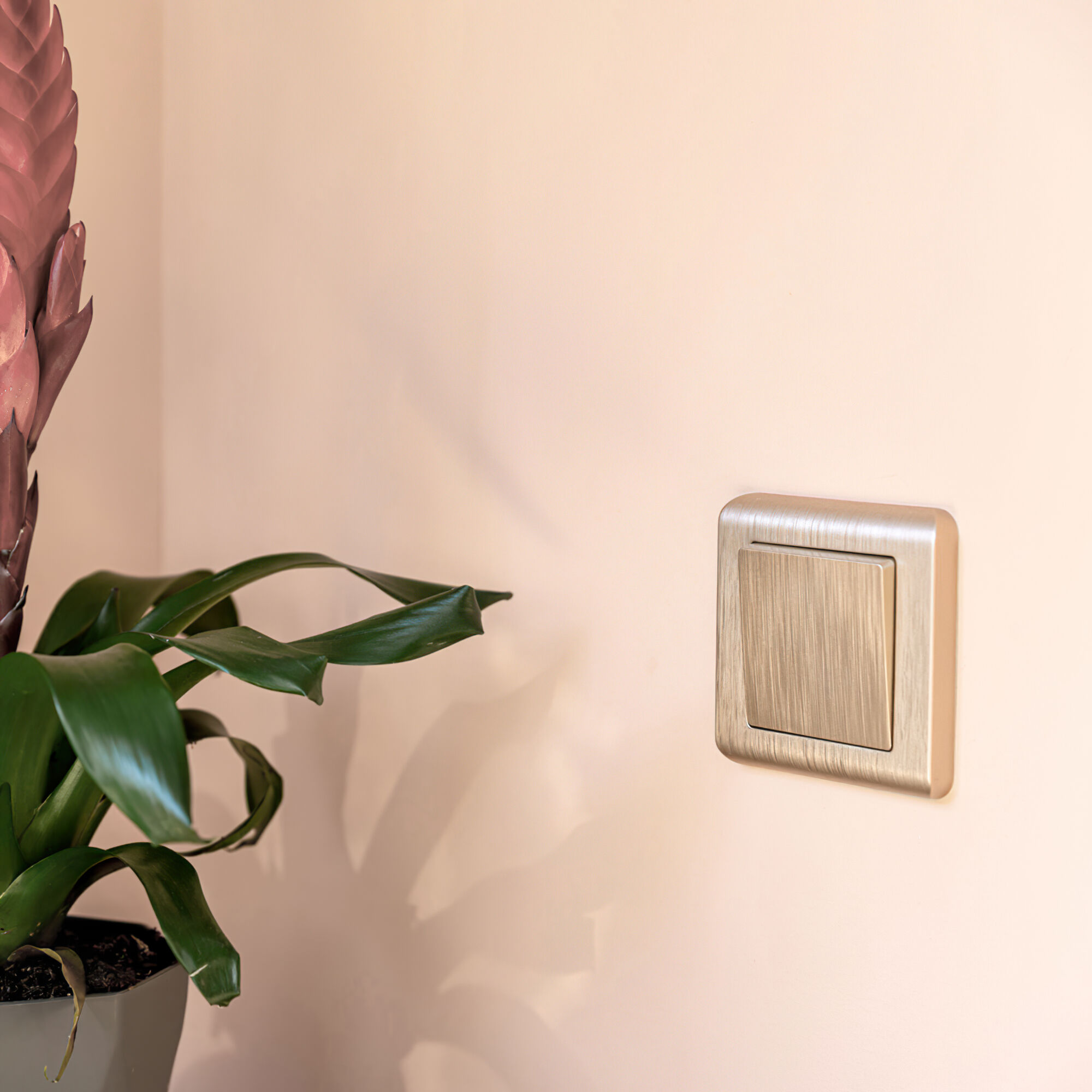 Выключатель одноклавишный проходной (шампань рифленый) Werkel