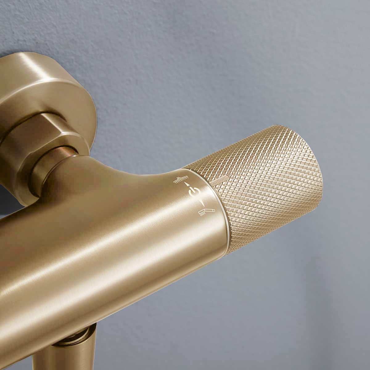 Душевая стойка Vincea Desire VSFS-1D0TBG настенная цвет брашированное золото