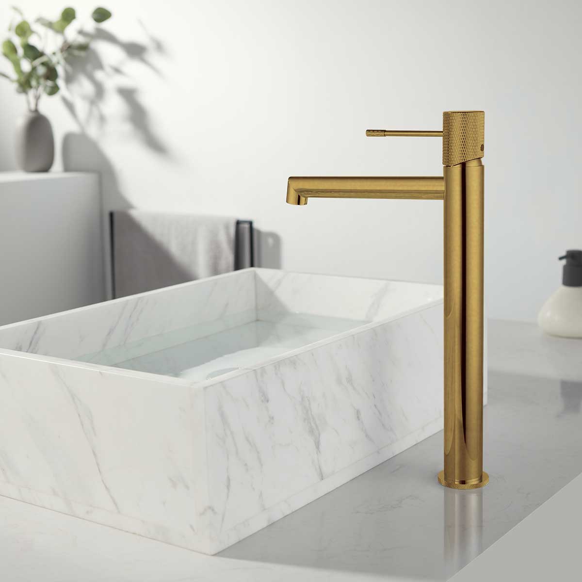 Смеситель Vincea Desire VBF-1D2BG на столешницу брашированное золото