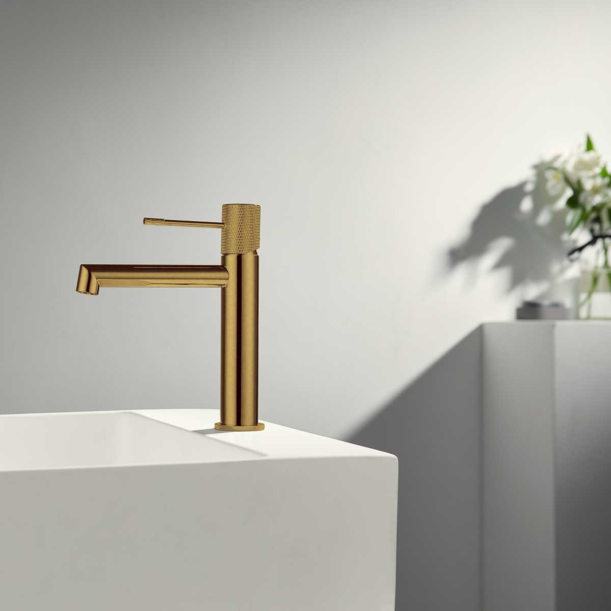 Смеситель Vincea Desire VBF-1D1BG на раковину брашированное золото