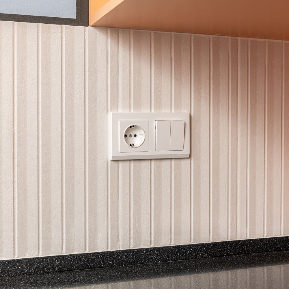 Розетка с заземлением (белая глянцевая) Werkel