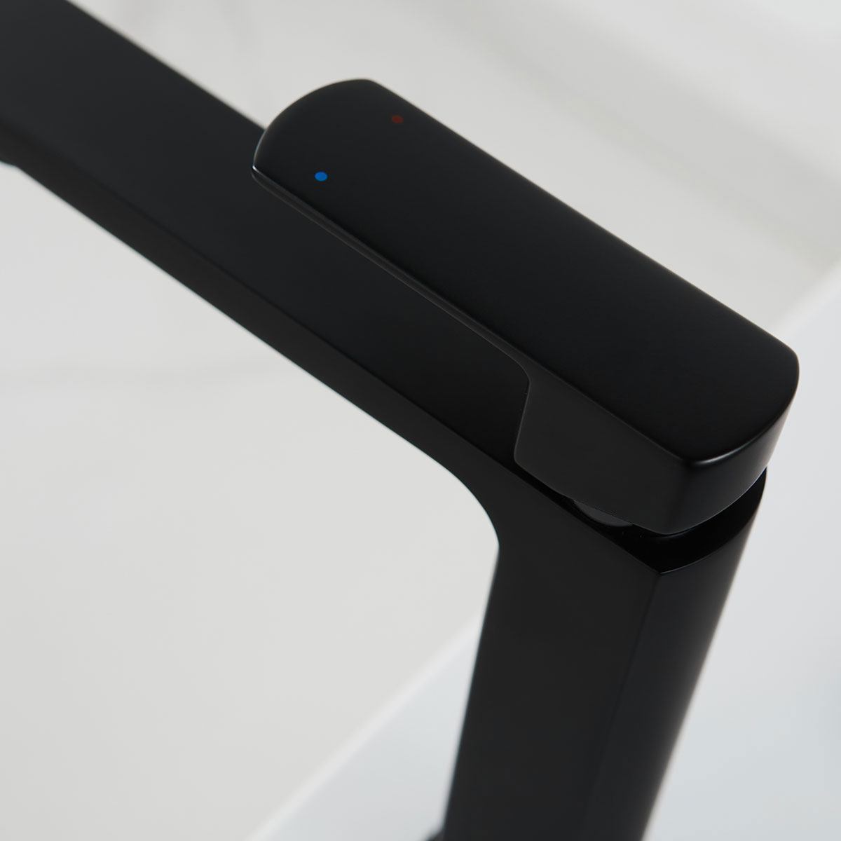 Смеситель Vincea Next VBF-1N1MB на раковину черный