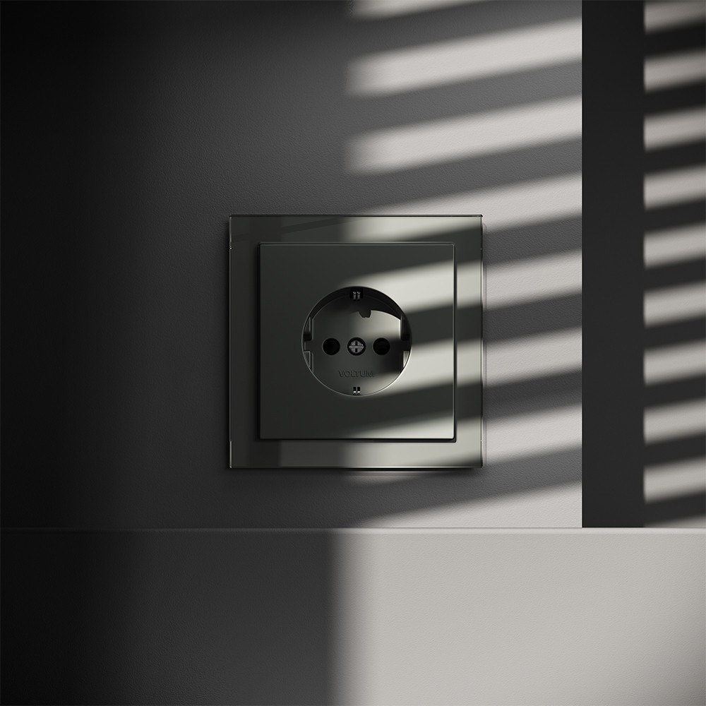 Розетка встраиваемая VOLTUM S70 с заземлением и защитными шторками, 16А, (титан)