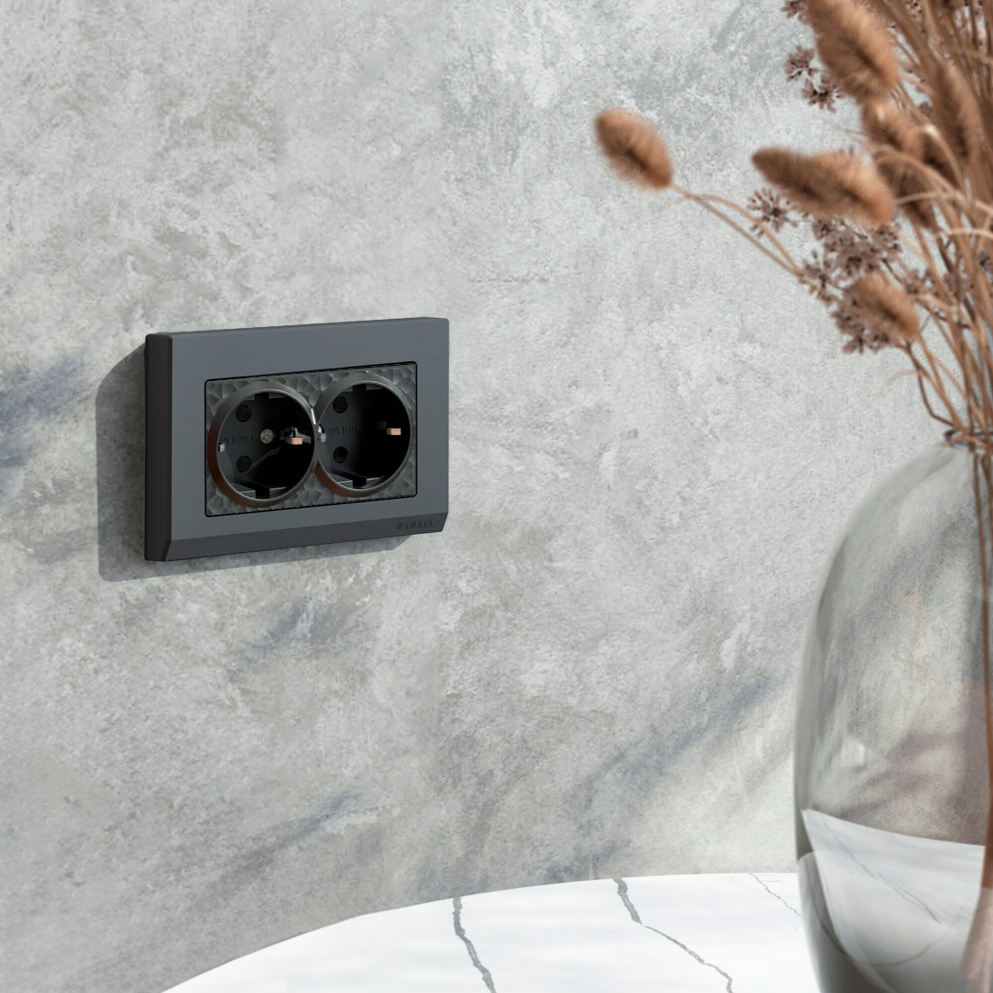 Розетка двойная с заземлением (черный) Werkel