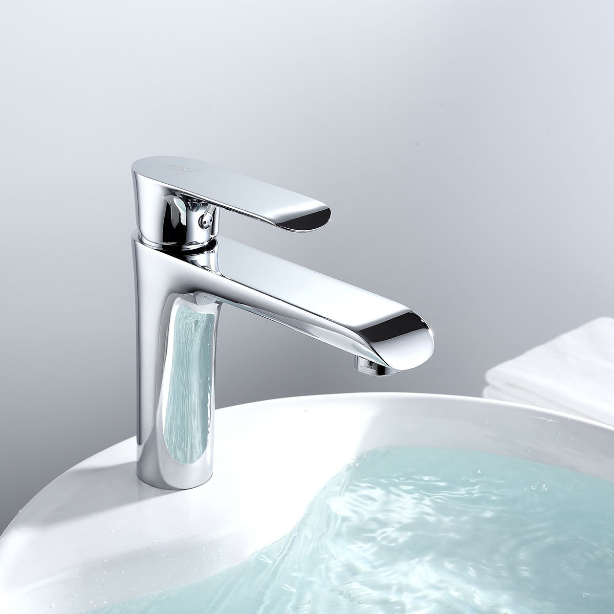 Смеситель Vincea Esse VBF-1E1CH на раковину хром