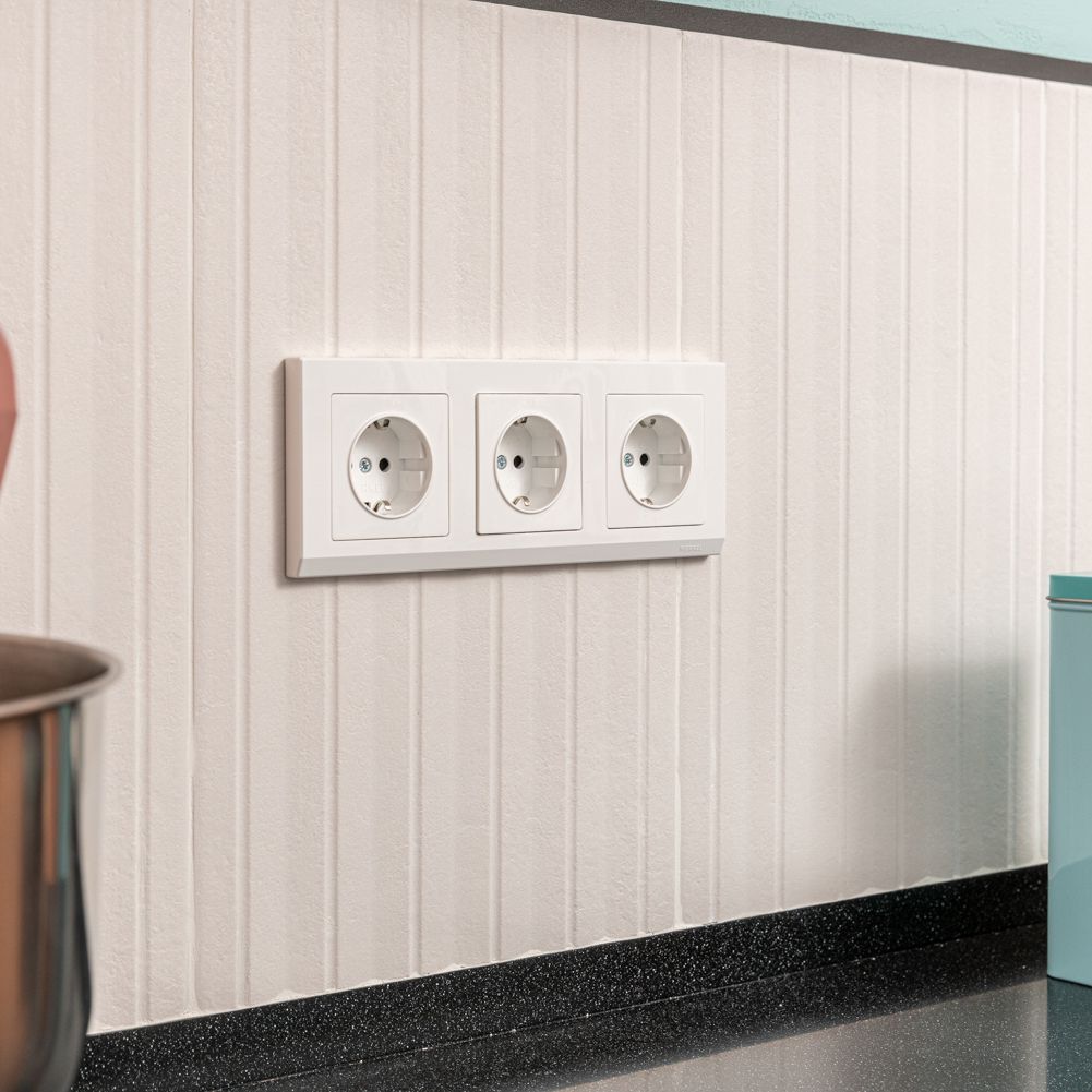 Розетка с заземлением (белая глянцевая) Werkel