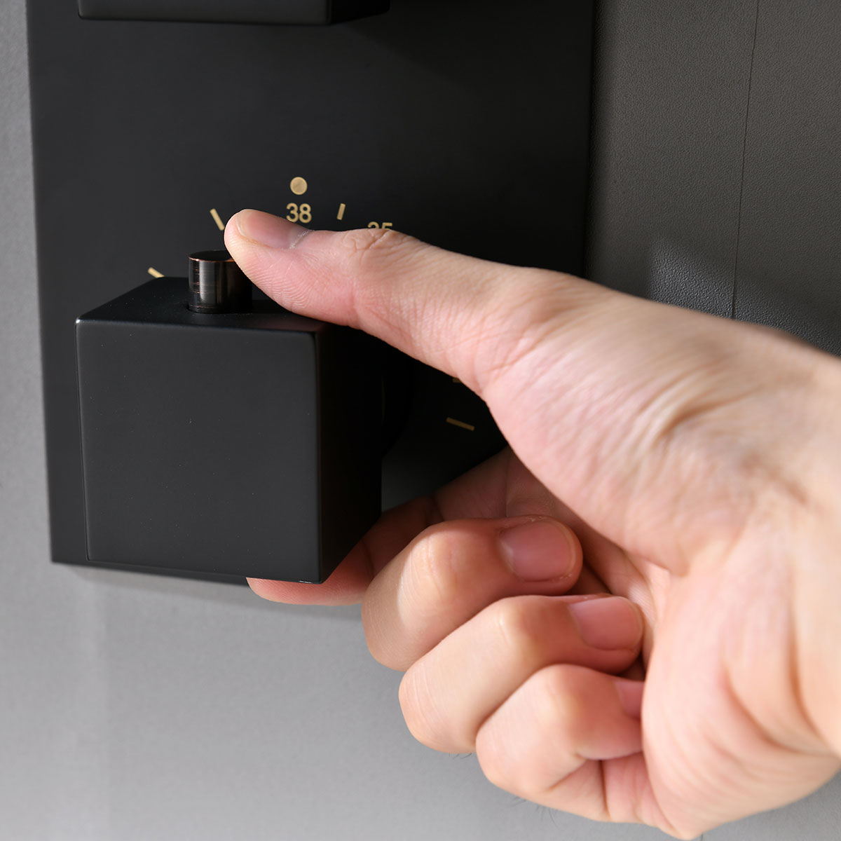 Душевая система Vincea VSFW-102TMB встраиваемая в стену цвет черный