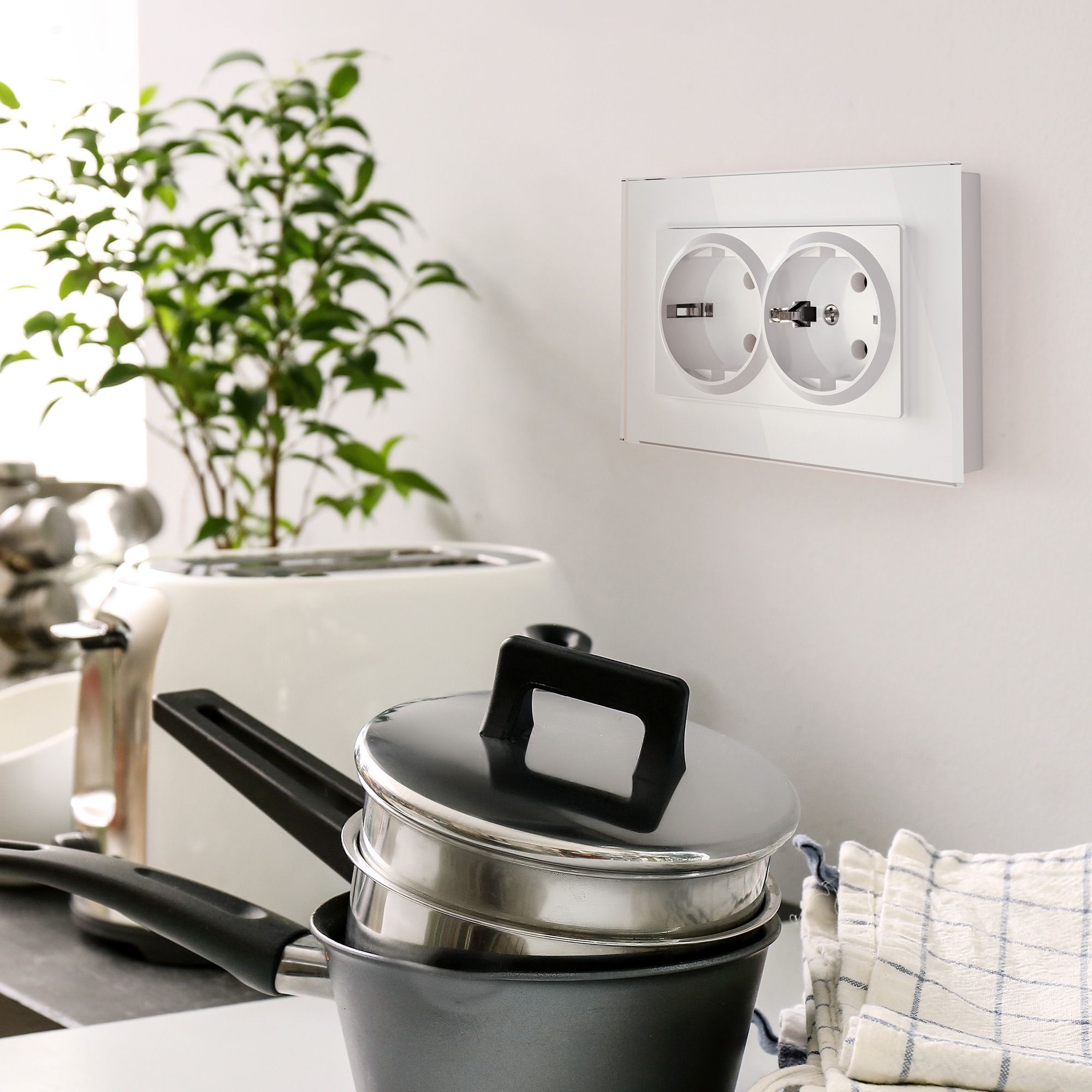 Розетка двойная с заземлением (белая глянцевая) Werkel