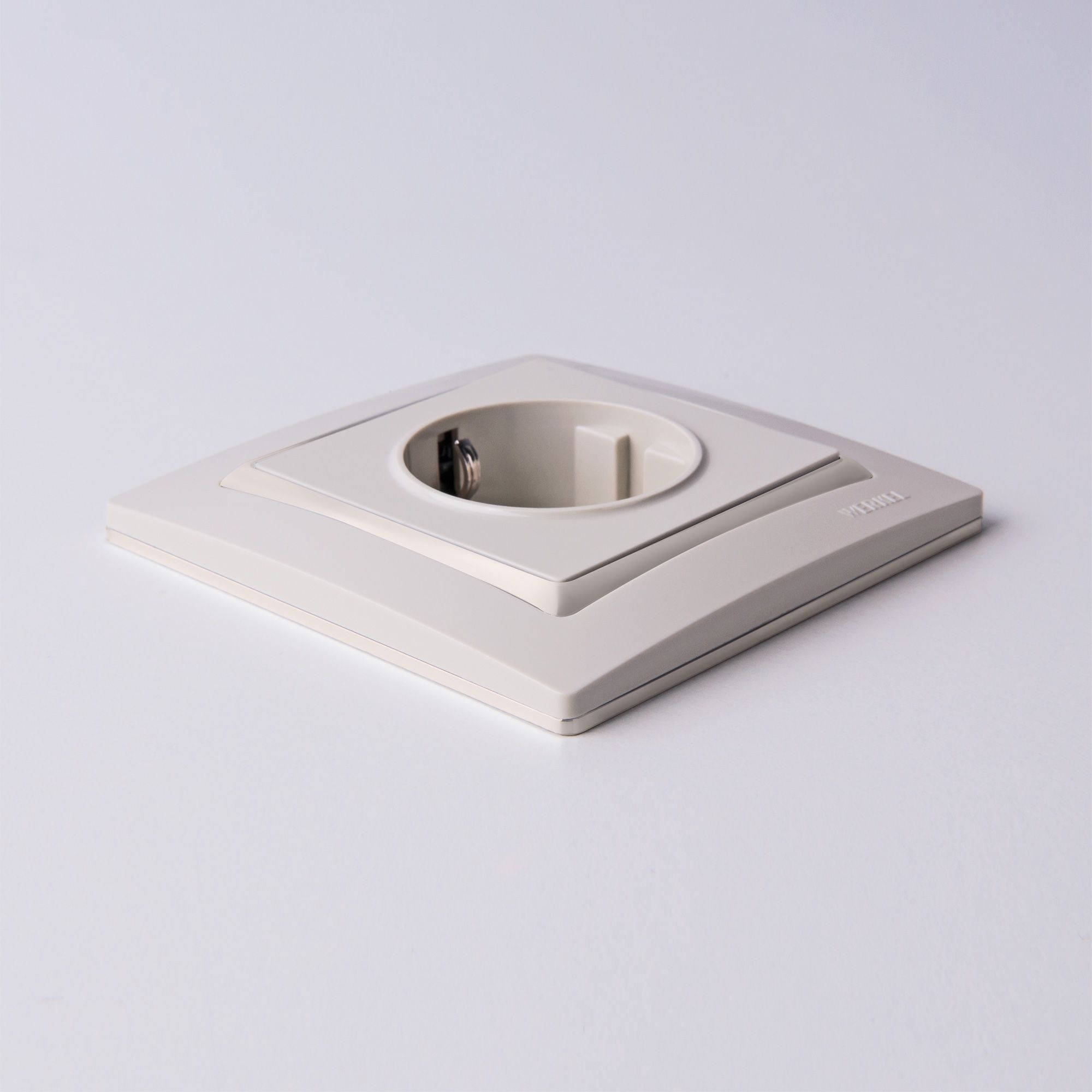 Розетка с заземлением и шторками (слоновая кость) Werkel