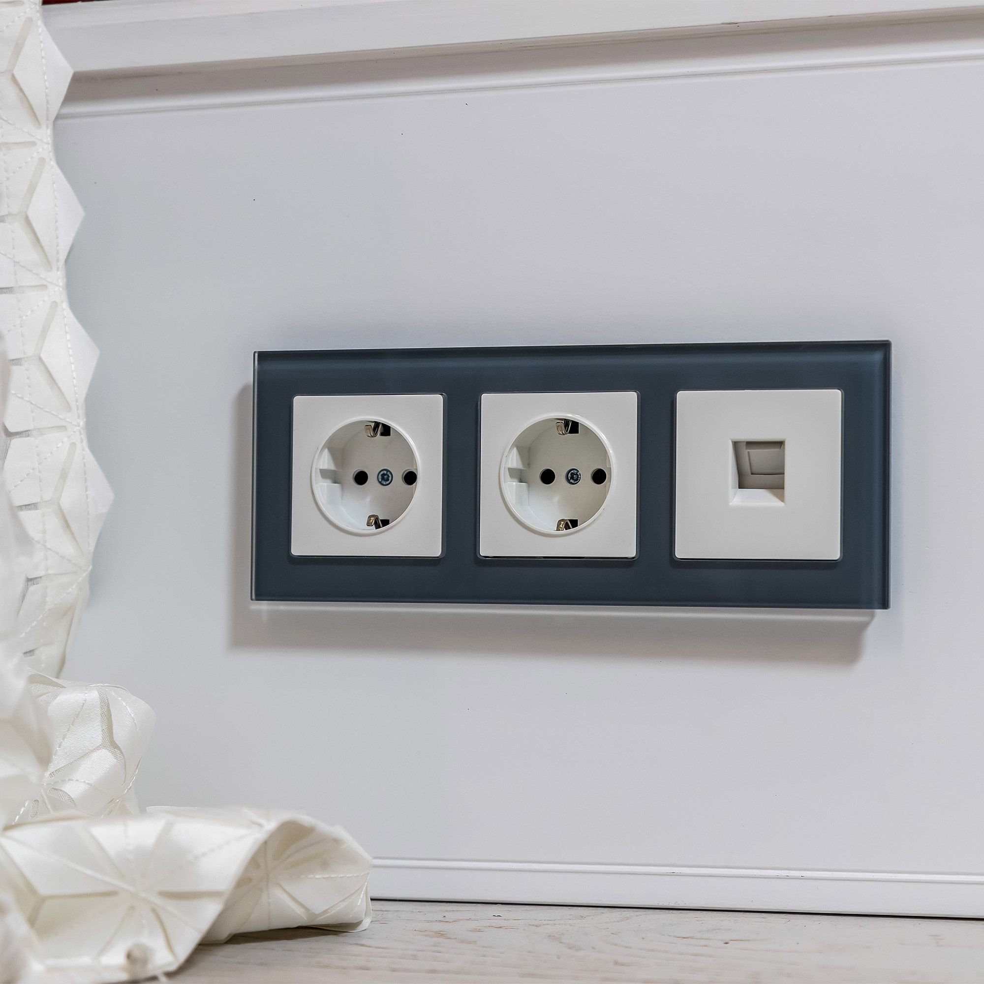 Розетка с заземлением (белая глянцевая) Werkel