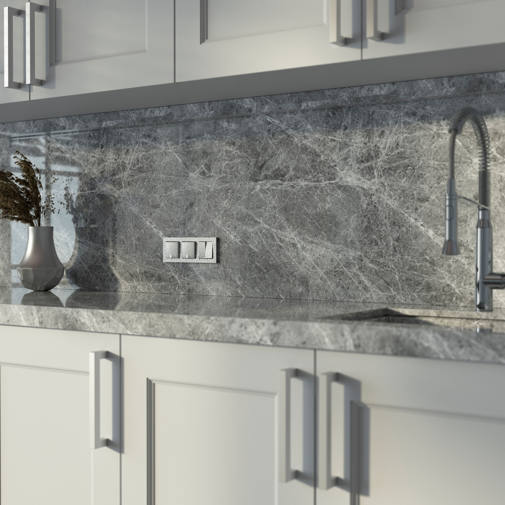 Розетка влагозащ. с зазем. с защит. крышкой и шторками (серебряный) Werkel